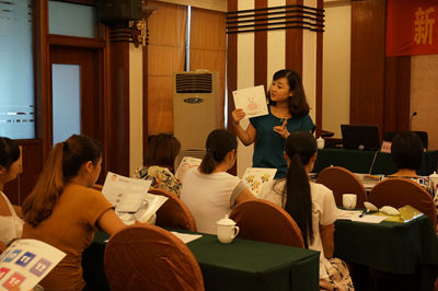 华中师范大学儿童数字化学习研究中心高级讲师张天玲讲解如何正确掌握和使用新华幼儿园核心课程《卡乐互动学堂》。